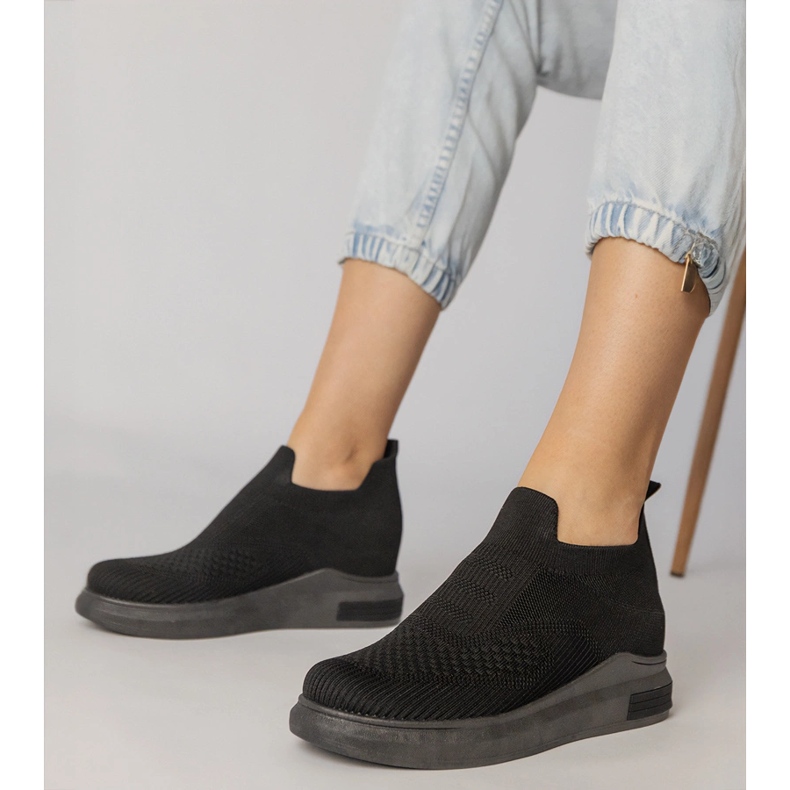 A fekete zokni cipők beillesztettek 1