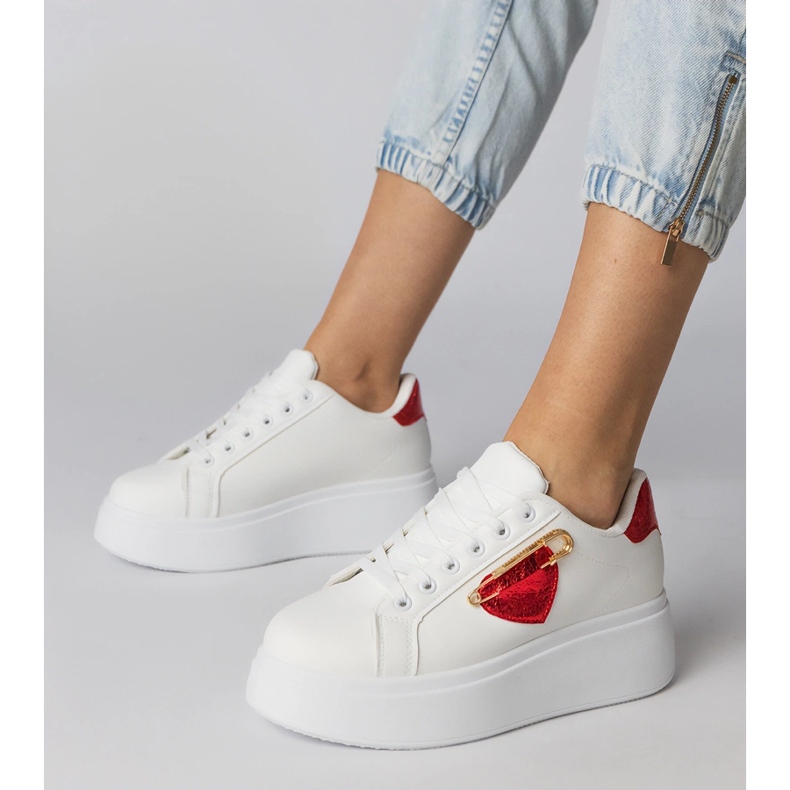 Fehér cipők piros szívvel 1