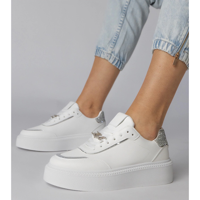 Csillogó és cirkonokkal díszített fehér és ezüst cipők 1 Csillogó és cirkonokkal díszített fehér és ezüst cipők 1