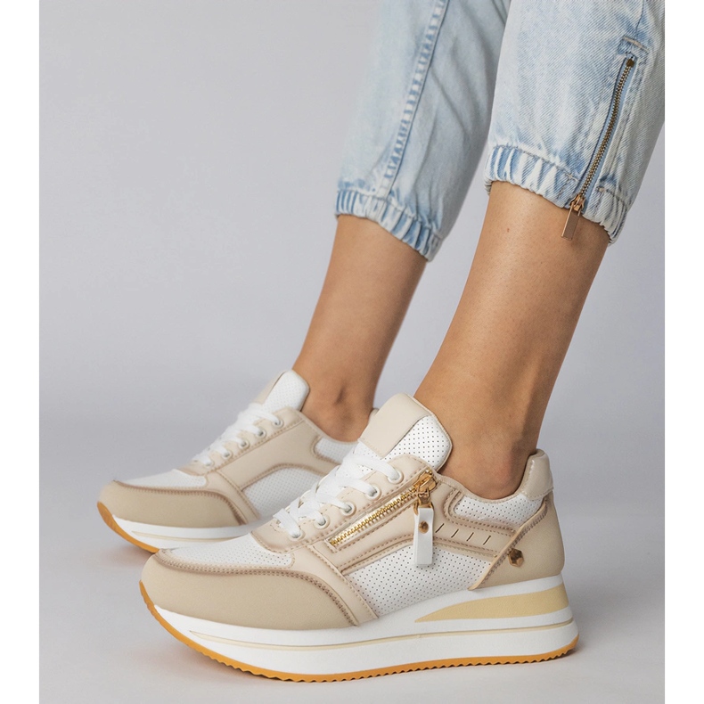 Bézs sportos cipők egy csúszkával díszítve 1