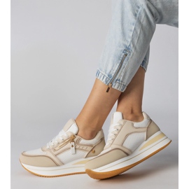 Bézs sportos cipők egy csúszkával díszítve 2