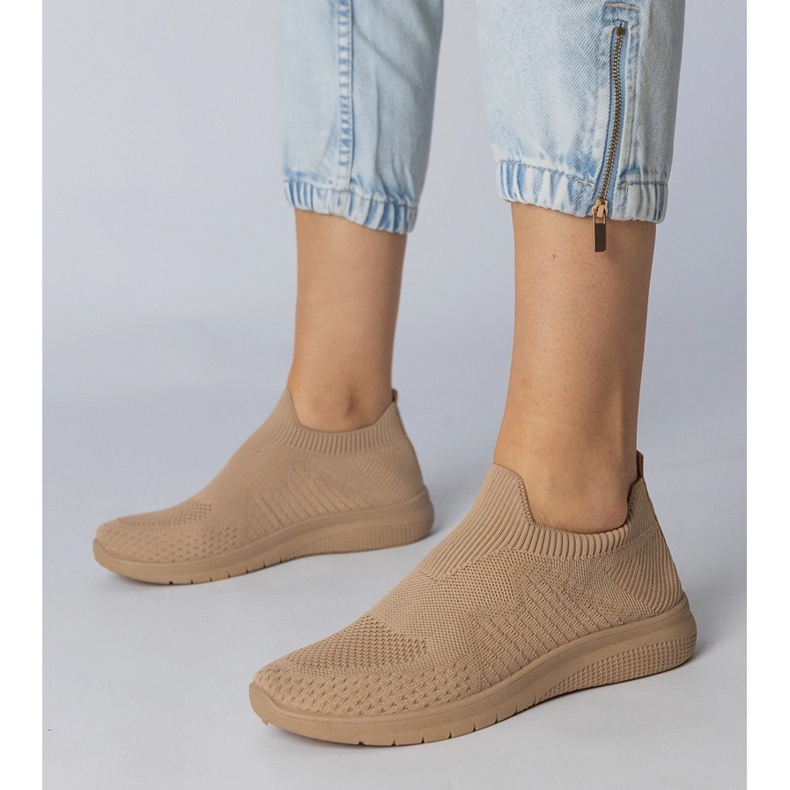 Bézs sportos cipők zoknivalókkal 1