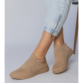 Bézs sportos cipők zoknivalókkal 2