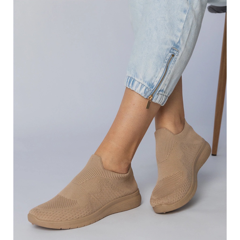 Bézs sportos cipők zoknivalókkal 2