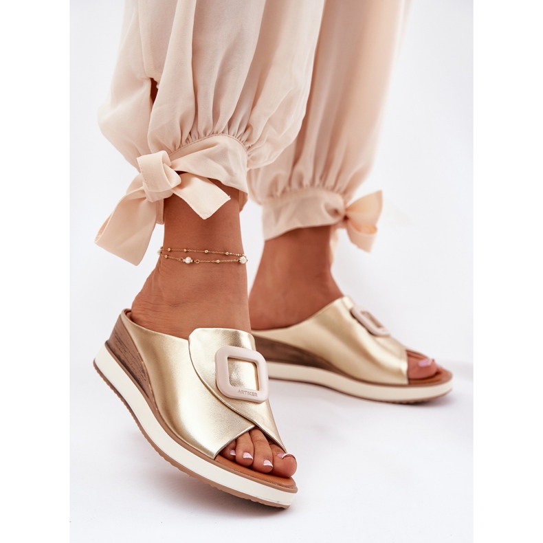 Női bőr papucs az Artiker 56C2146 ékén aranysárga 2