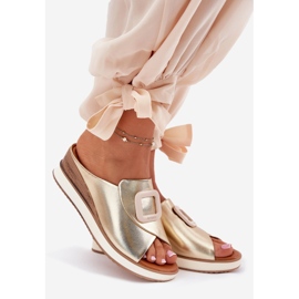 Női bőr papucs az Artiker 56C2146 ékén aranysárga 1