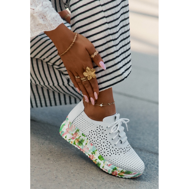 Bőr nyitott női cipő az Artiker 56C1532 fehérhez 2