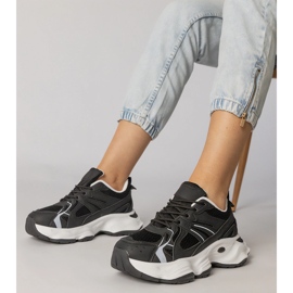 Fekete sport cipők egy hatalmas talpon 1