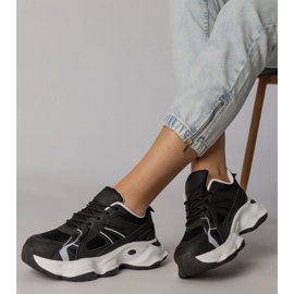 Fekete sport cipők egy hatalmas talpon 2