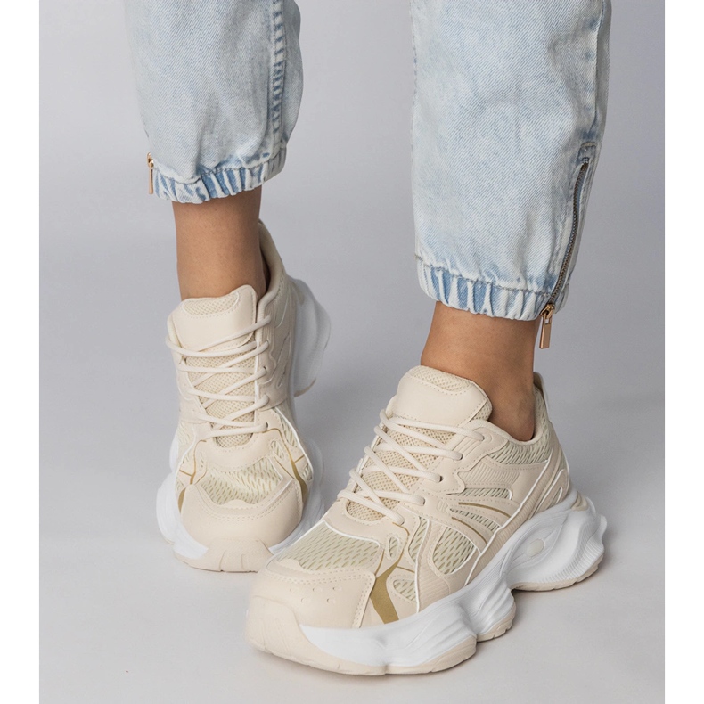 Bézs sport cipők egy hatalmas talpon 2