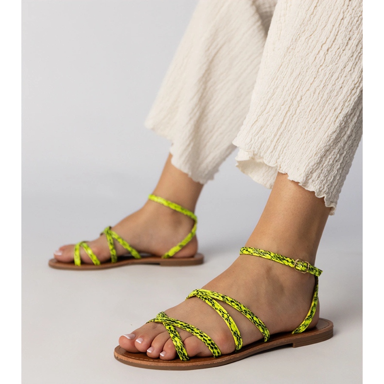 Sárga szandál egy lapos talpon 1 Sárga szandál egy lapos talpon 1