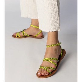 Sárga szandál egy lapos talpon 2 Sárga szandál egy lapos talpon 2