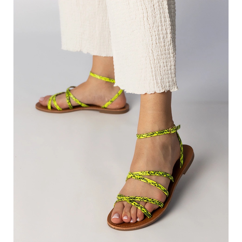 Sárga szandál egy lapos talpon 2