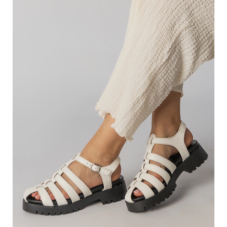 Fehér szandál a peronon ujjvonallal 2