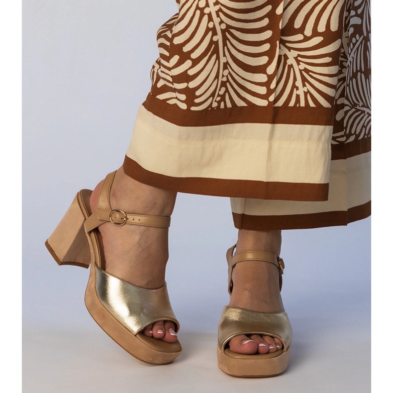 Arany színű női magassarkú szandál aranysárga 1