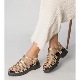 Arany szandál a peronon, egy ujjvonallal épített aranysárga 1