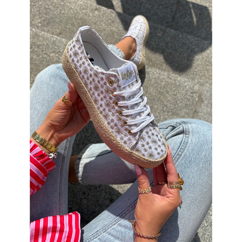 Patrouched női cipők a platformon Lee Cooper LCW-25-08-3648L fehér és arany 1