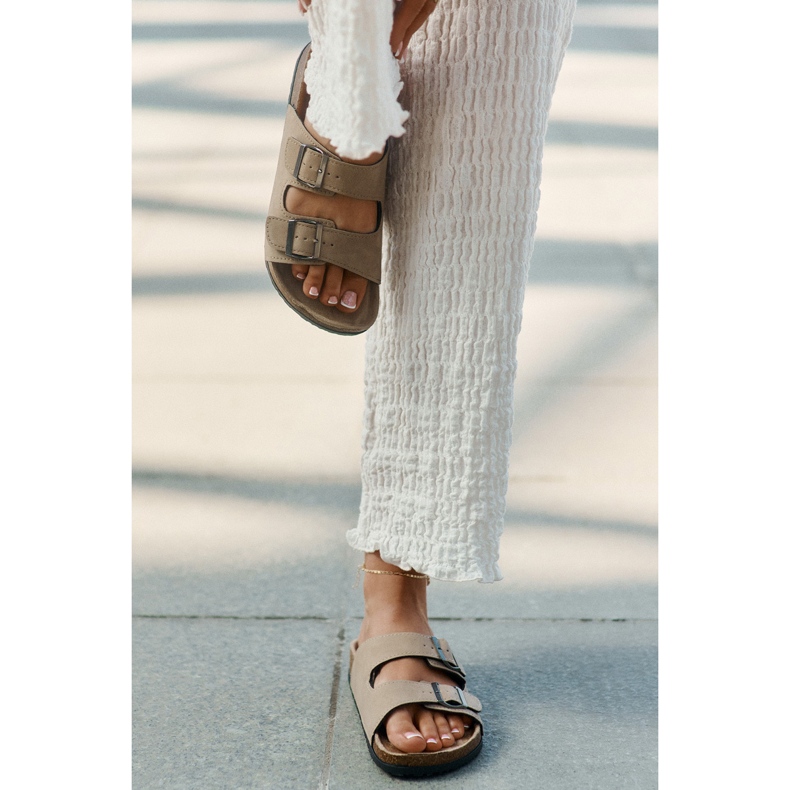 Evento A női papucsok bilincsekkel egy parafa platformon bézs 2