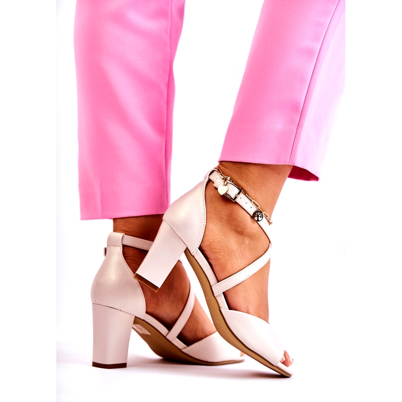 Sergio Leone Szandál a bézs gyöngy postán 4