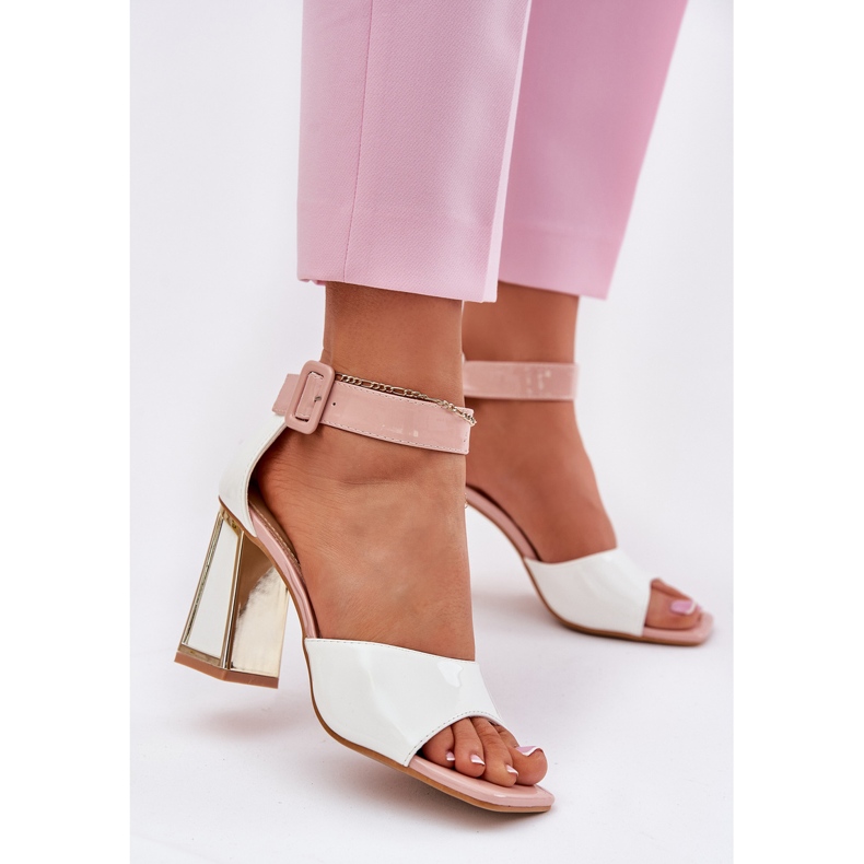 Festett női szandál a Vinceza 20266 fehér poszton 2