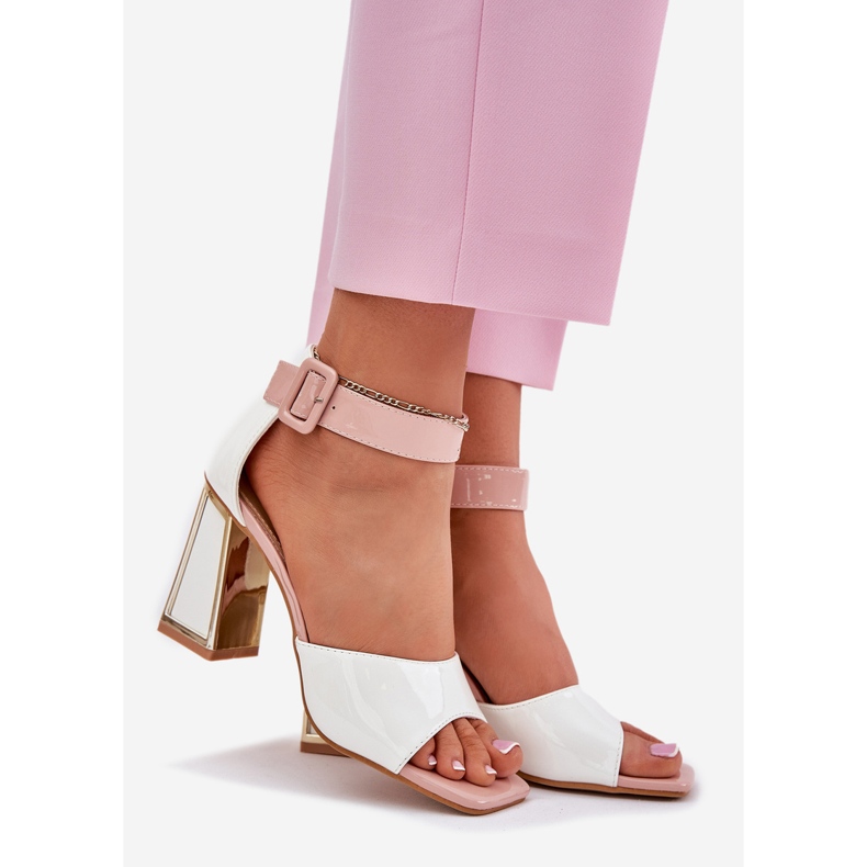 Festett női szandál a Vinceza 20266 fehér poszton 1