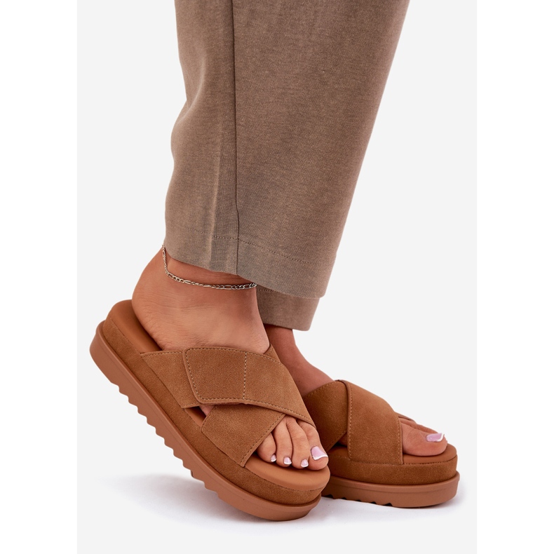 A női papucs a platformon teve összefonódó csíkokkal barna 1