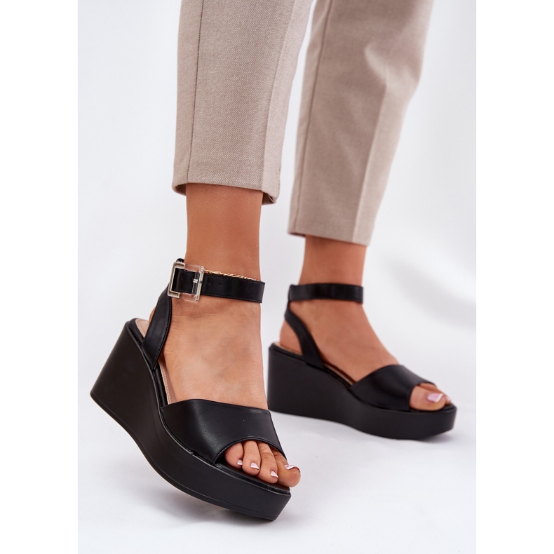 Női fekete szandál ékeken 2