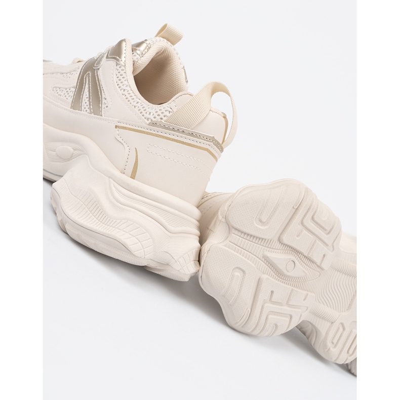 Világos bézs cipők egy vastag talpon 2