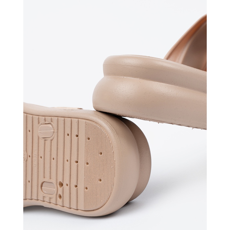 Seastar Papucs arany csatokkal a bézs platformon 1