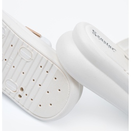 Seastar Papucs arany csatokkal a fehér platformon 1