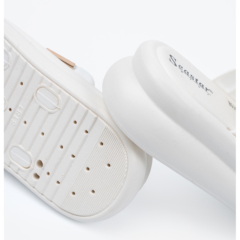 Seastar Papucs arany csatokkal a fehér platformon 1