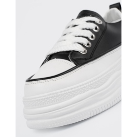 Fekete -fehér cipők a peronon 1