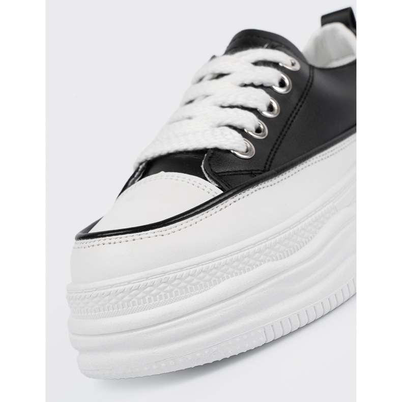 Fekete -fehér cipők a peronon 1