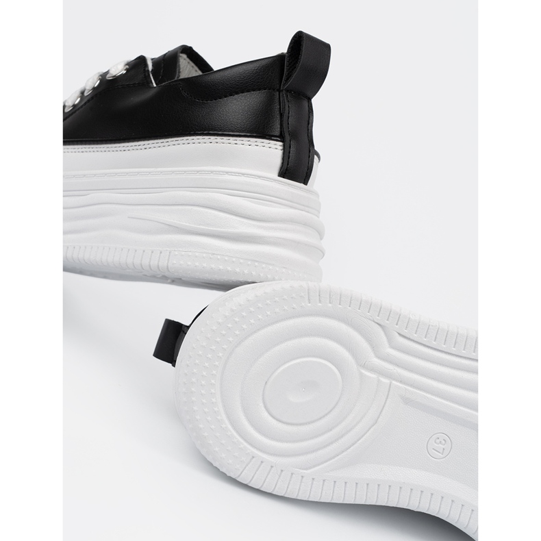 Fekete -fehér cipők a peronon 2