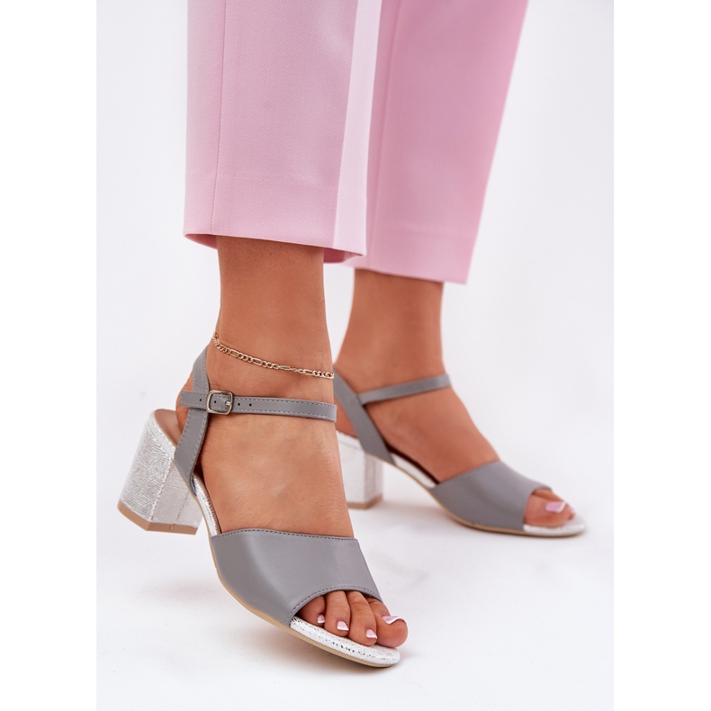 Női szandál a Vinceza 20275 posztján szürke 2
