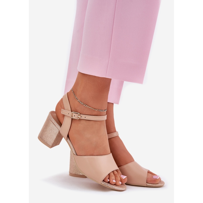 Női szandál a Vinceza 20275 bézsén 1