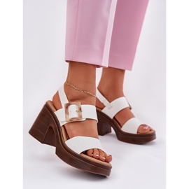 Vinceza Női szandál egy hatalmas sarkú és Vinceeza platformon 17387 fehér 2