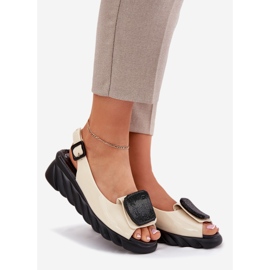 Bőr lakkozott női szandál ősi dekorációval Artiker 56C1567 bézs 1