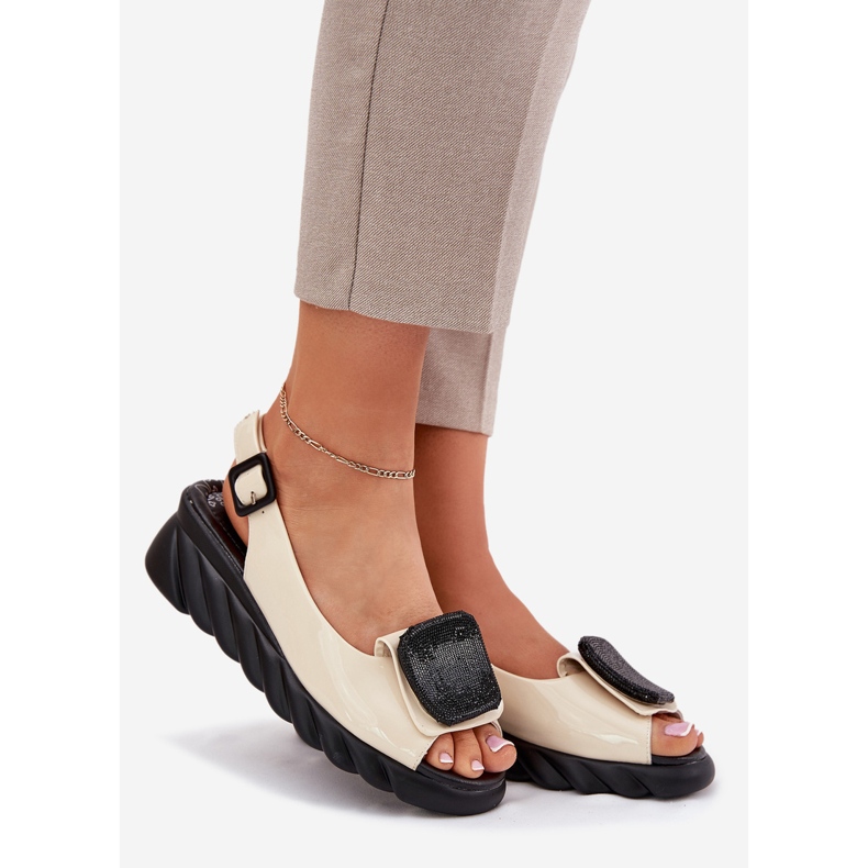 Bőr lakkozott női szandál ősi dekorációval Artiker 56C1567 bézs 1