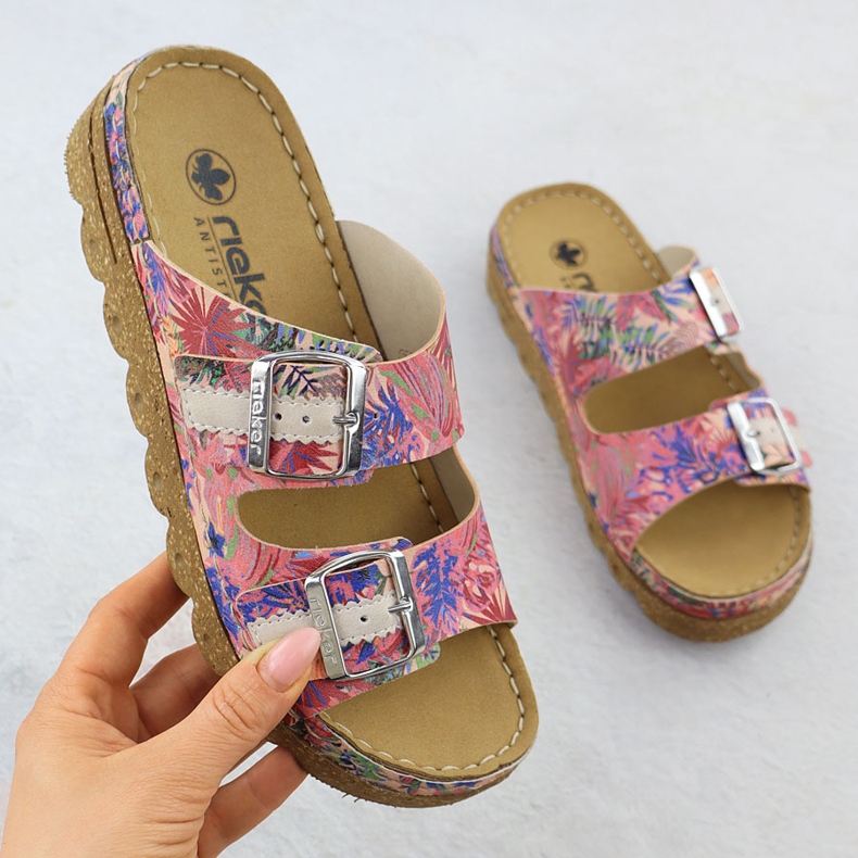 Női papucs a platformon rózsaszín csatokkal Rieker V8751-90 1 Női papucs a platformon rózsaszín csatokkal Rieker V8751-90 1