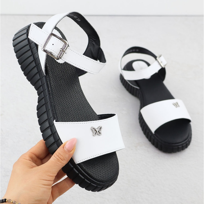 Női bőr szandál egy vastag talpon, pillangófehér filippo ds6811 1