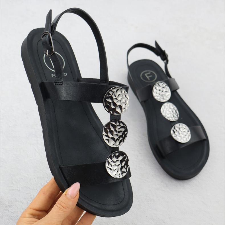 Lapos női szandál dekorációval fekete filippo ds6885 1 Lapos női szandál dekorációval fekete filippo ds6885 1