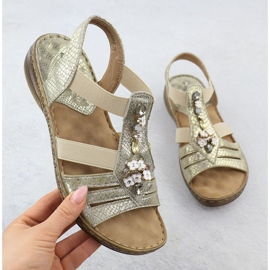 Női szandál beillesztve az Arany Evento 8849 radírokra aranysárga 1