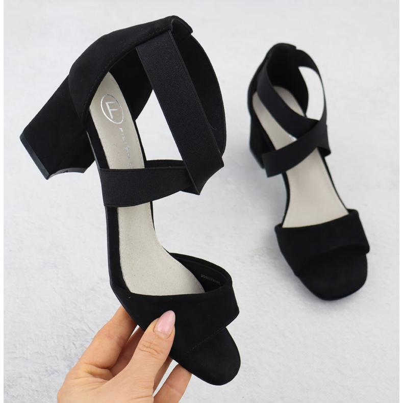 A poszton lévő női szandál csúszott a Filippo DS6920 fekete elasztikumán 1