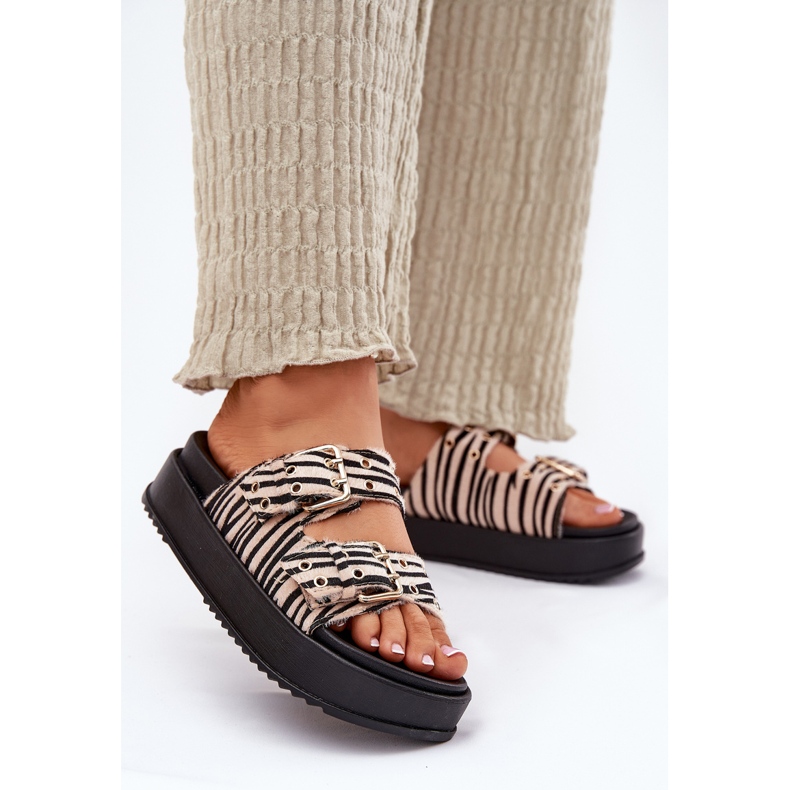 Inna A női papucs csatokkal a zebra platformon fehér 2