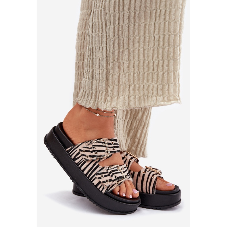 Inna A női papucs csatokkal a zebra platformon fehér 1