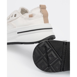 Shelvt Fehér női cipők a platformon 2