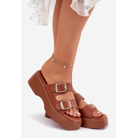 Inna A női papucsok az ékön és a platformon teve csatokkal barna 1 Inna A női papucsok az ékön és a platformon teve csatokkal barna 1