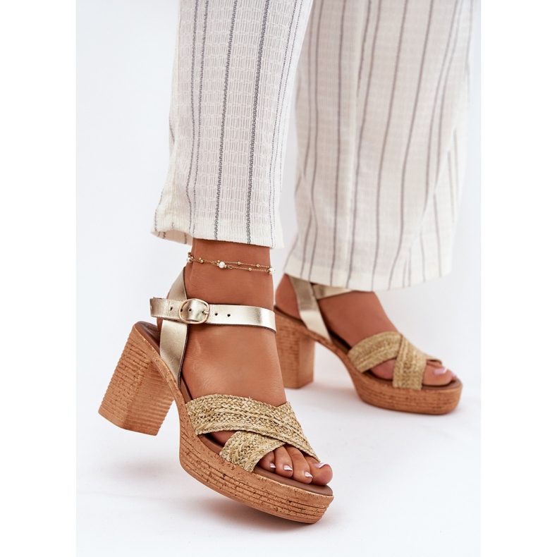 Bőrszandál az oszlopon zsinórral a Zazoo 40460 aranycsíkokon aranysárga 2