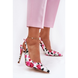 Inna Díszített szandál egy csapon fehér rózsákban 2